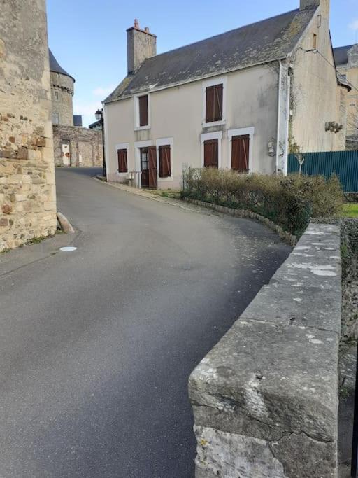 Charming Detached 2 Bedroom Ancient House In Medieval Quarter Of A Small Town In The Pays De La Loire, France Sillé-le-Guillaume Dış mekan fotoğraf
