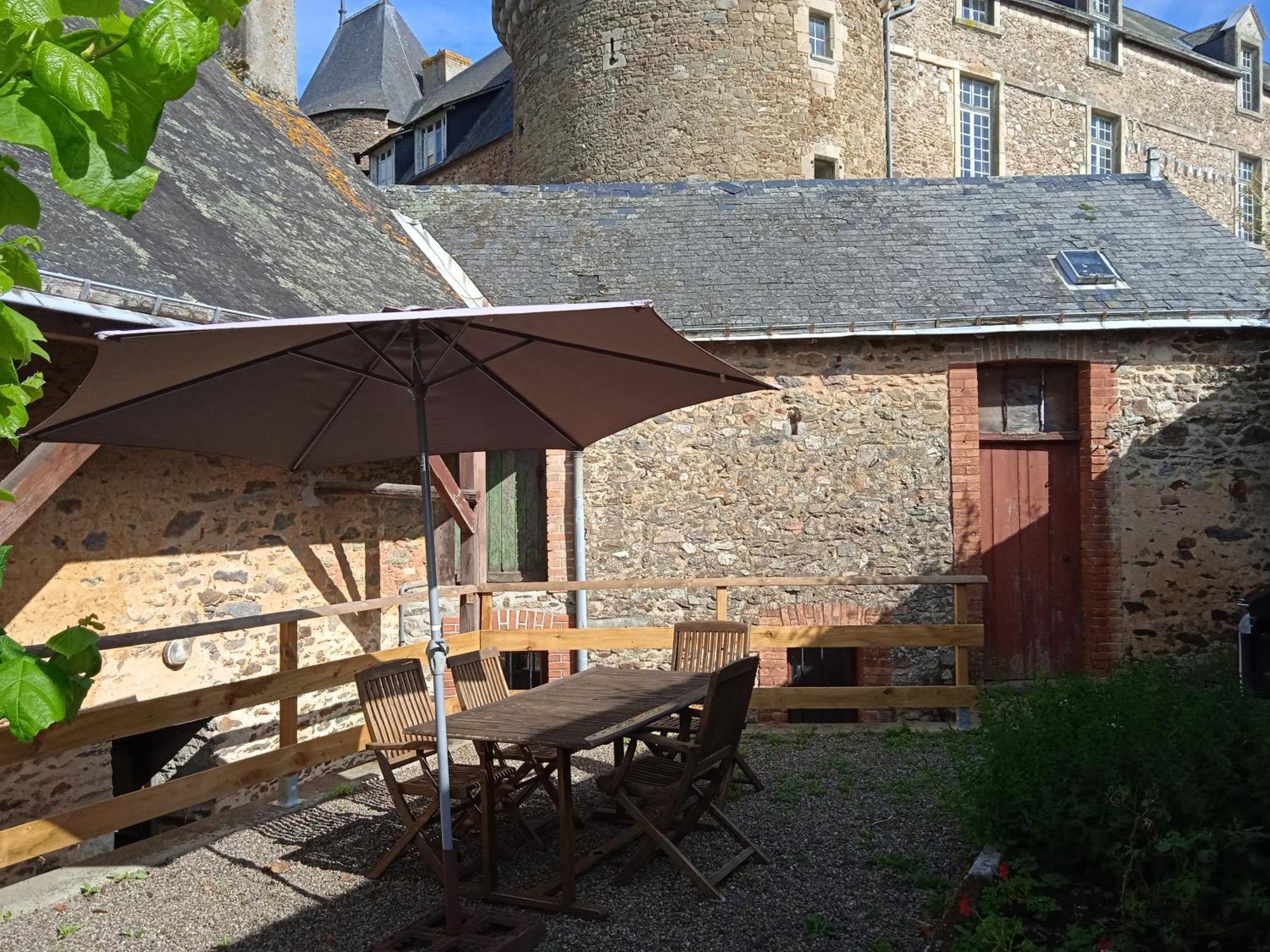 Charming Detached 2 Bedroom Ancient House In Medieval Quarter Of A Small Town In The Pays De La Loire, France Sillé-le-Guillaume Dış mekan fotoğraf